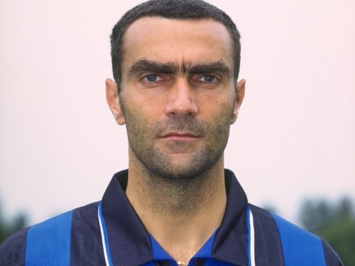 Huyền thoại Giuseppe Bergomi của Inter thì lại "ghi điểm" với mái đầu phẳng lì